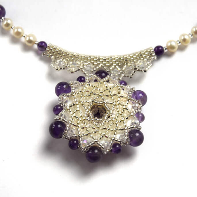 Колие Amethyst Hug, гледано отзад