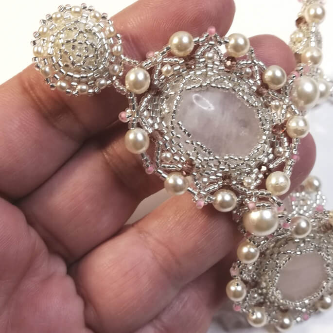 Колие Bling, детайл в ръка