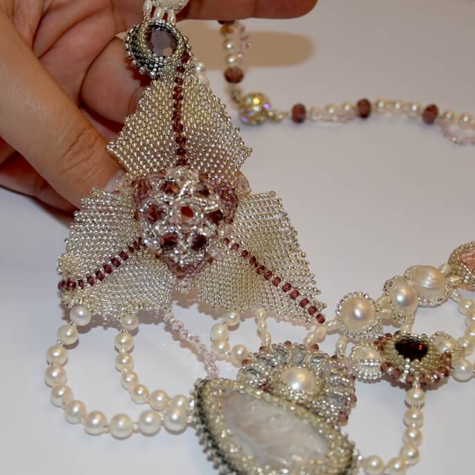 Колие From the Heart, детайл в ръка