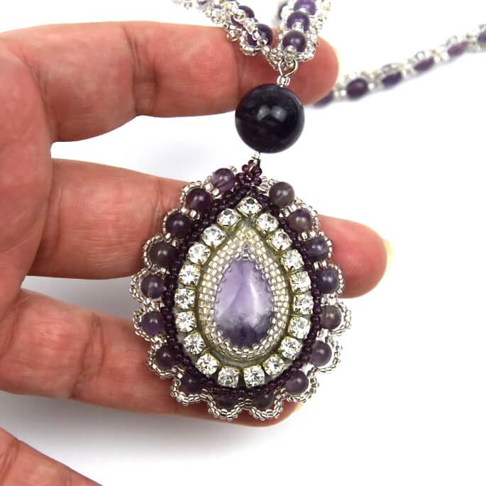 Колие Gentle Amethyst, детайл в ръка
